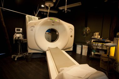 Arka planda tıbbi merkezdeki modern MRI makinesi