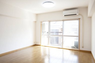 Evde klima olan boş bir oturma odası. 