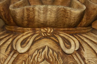 Ayrıntılı desenler ve dokular içeren karmaşık ahşap oyma