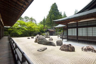 Tapınak manzarası, geleneksel Japon mimarisi.