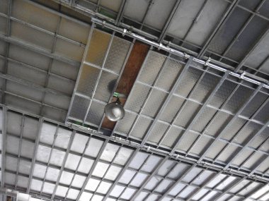 İnşaat alanındaki metal iskeleler..