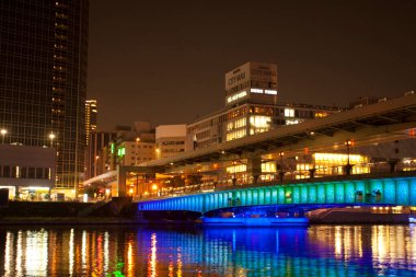 şehir arkaplan görüntüsü, gece ışıklandırmalı şehir manzarası 