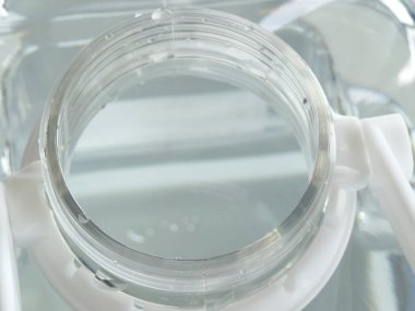 Beyaz kapaklı şeffaf kabın içindeki temiz su