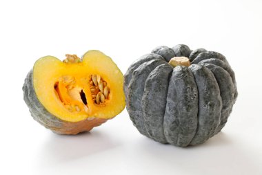 Beyaz arkaplanda çiğ meşe palamudu