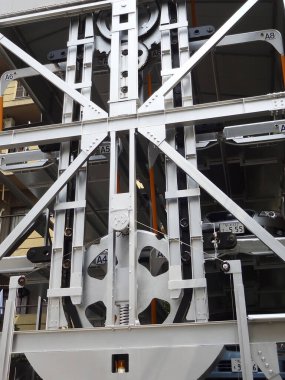 Metal kirişler, dişliler makaralar ve kablolardan oluşan büyük endüstriyel makineler.