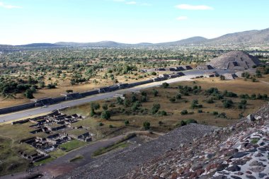 Güneş Piramidi, Teotihuacan 'daki en büyük ve Mezoamerika' daki en büyük binalardan biridir.. 