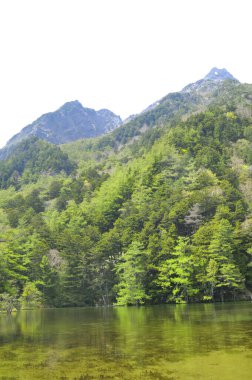 Dağlarda güzel göl manzarası 