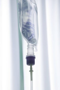 Vitamin serumu, damar içi, salin damlası hastane odası tıbbi konseptini ayarlayın.