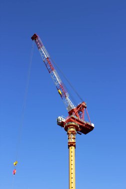 Mavi gökyüzünde inşaat vinçleri