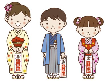 Geleneksel Japon kıyafetleri giymiş gülümseyen çocuklar bir arada duruyorlar.