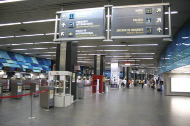 Havaalanı terminalinin iç görünümü, seyahat kavramı