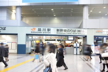 Tokyo, Japonya 'daki terminaldeki insanlar.