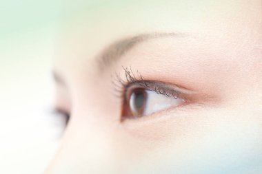 Asyalı kadının gözlerini yavaşça kapat.