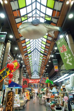 Kuromon Pazarı, Osaka, Japonya 'daki geleneksel iş parkı.