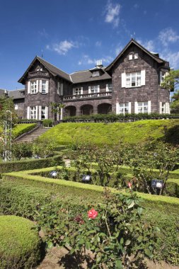 Eski ev ve mavi gökyüzü 