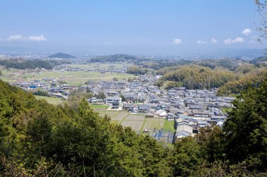 Bahar zamanı Dağ Vadisi 'ndeki Japon köyünün güzel manzarası                             