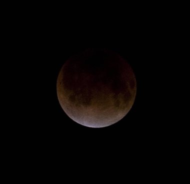 Gece gökyüzünde ay doğanın arka planında