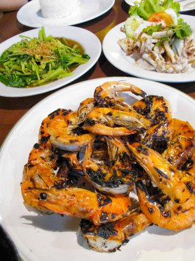 Izgara karides ve taze salata.