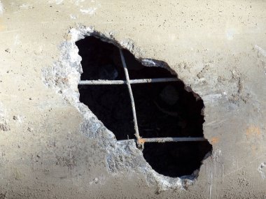 Eski beton yüzeydeki deliğin yakın görüntüsü