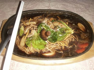 Lezzetli bir Asya yemeğinin yakın çekim görüntüsü