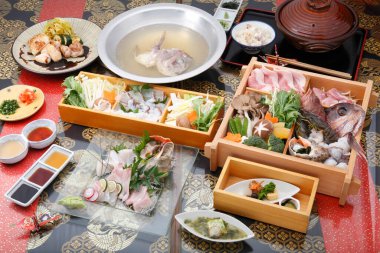 Çeşitli geleneksel Japon yemekleri gösteriliyor.