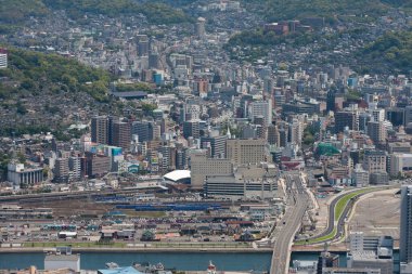 Nagasaki şehrinin Japonya 'nın Nagasaki kentindeki önemli bir simgesi olan İnasa Dağı' ndan panoramik manzarası. 