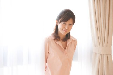 Odaya gülümseyen kadın