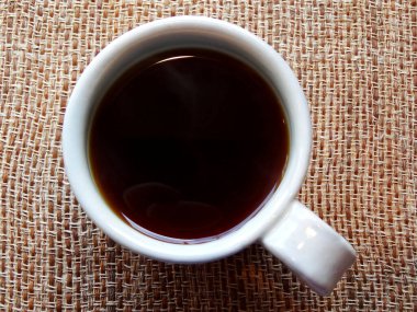 Siyah kahve fincanı masanın üstünde. 