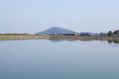 Gölün ve dağların güzel manzarası sabahları