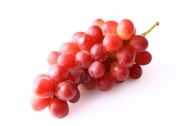 Beyaz arka planda taze olgun organik üzümlerin yakın plan görüntüsü         