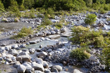 Taşların arasından akan su. 