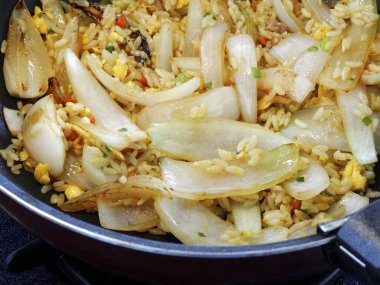 Tavada soğanlı kızarmış pilav.