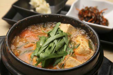 Baharatlı tofu yahnisi servis ediyorum.