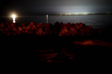 Geceleri parlayan şehir yapılarına büyüleyici bir bakış açısı..