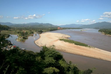 Yeşil dağlardaki nehir manzarası 