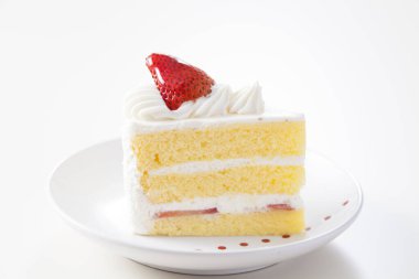 Arka planda krema olan çilekli pasta, kapat.