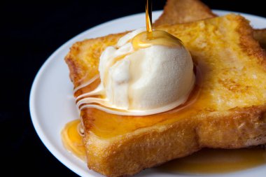 Ballı tost ekmeği ve dondurma. 