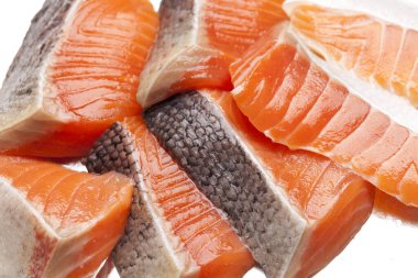 Beyaz arkaplanda taze somon filetoları