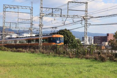 Tren demiryolunda ilerliyor.