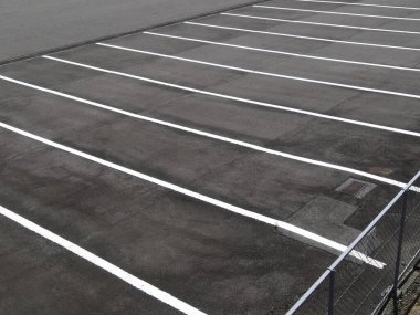 Açık havada beyaz çizgileri olan asfalt yol.