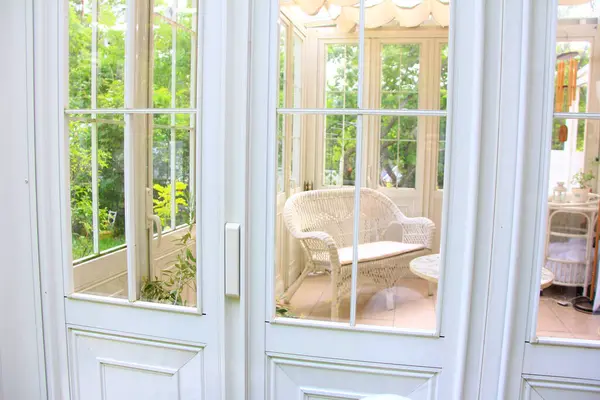 Białe Okno Wnętrzu Nowoczesnego Domu — Zdjęcie stockowe