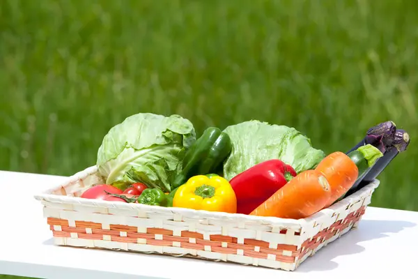 Krabice Plná Ekologické Zeleniny — Stock fotografie