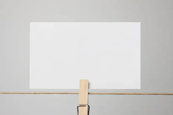 Cartão Branco Pendurado Corda Espaço Cópia — Fotografia de Stock