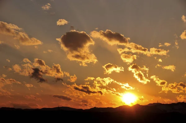 Güzel Günbatımı Görüntüsü Küçük Bulutlu Gökyüzü — Stok fotoğraf