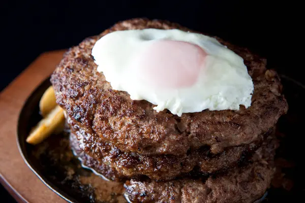 Kızarmış Biftek Patates Kızartması Yumurta — Stok fotoğraf