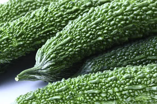 背景上的绿色小苦瓜 — 图库照片