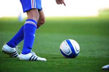 Spor giyim sektöründe futbol oynayan insanların bacakları.                 