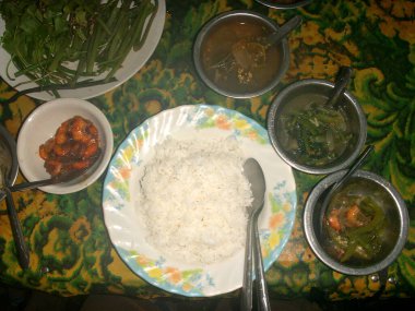 Pirinç tabağı ve kızarmış sebze manzarası.