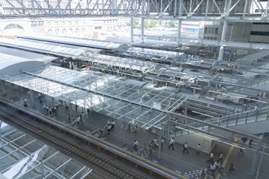 Japonya 'daki Osaka İstasyonu' nun içinde. Osaka 'nın Umeda ilçesinde yer alan istasyon, Kansai bölgesinde büyük bir demiryolu merkezidir.. 