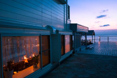 Asya 'daki sahil tatil köyünün güzel manzarası.